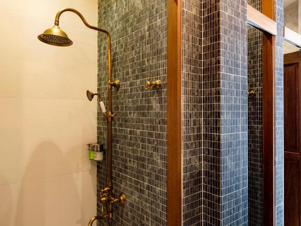 Khunluang Hostel : photo 10 de la chambre chambre familiale avec salle de bains commune