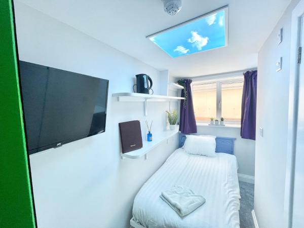 Coastline Retreats - Cloud9 Newly Renovated, Beautiful Ensuite Rooms Near Seafront in Town Centre, Netflix, SuperFast WiFi, Communal Kitchen : photo 3 de la chambre petite chambre simple