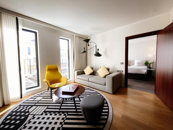 Molitor Hôtel & Spa Paris - MGallery Collection : photo 6 de la chambre suite lit king-size avec coin salon et canapé-lit - vue sur piscine