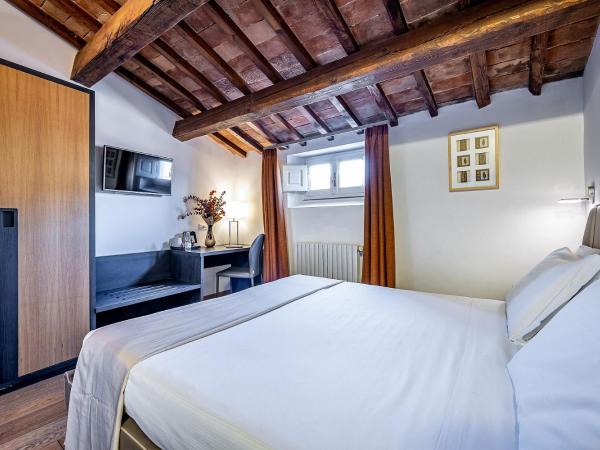 Martelli 6 Suite & Apartments : photo 5 de la chambre chambre double ou lits jumeaux mansardée