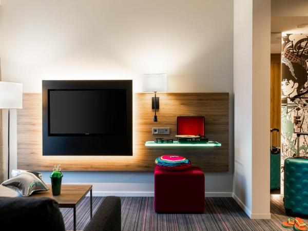 Moxy Glasgow SEC : photo 5 de la chambre chambre familiale lit queen-size avec canapé-lit