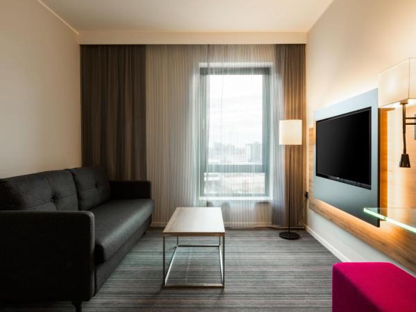 Moxy Glasgow SEC : photo 4 de la chambre chambre familiale lit queen-size avec canapé-lit