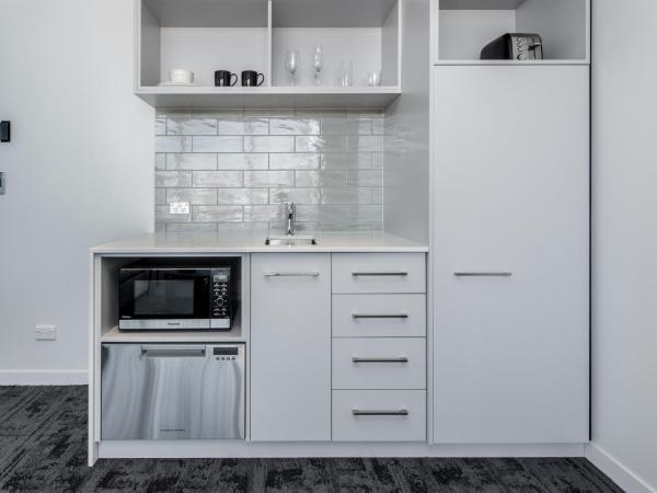 Four Points by Sheraton Auckland : photo 5 de la chambre studio lit king-size avec balcon - vue sur ville