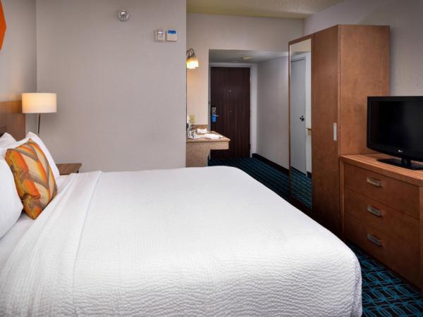 Fairfield Inn Las Vegas Convention Center : photo 1 de la chambre chambre avec lit king-size et canapé-lit 