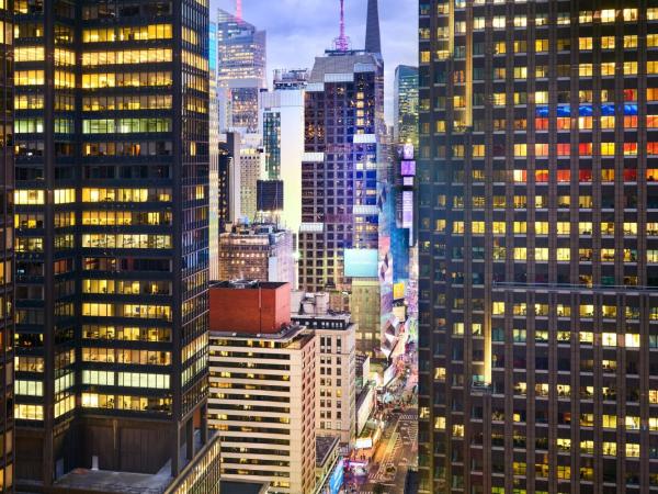 Courtyard by Marriott New York Manhattan/Central Park : photo 1 de la chambre chambre d'angle avec lit king-size - vue sur ville