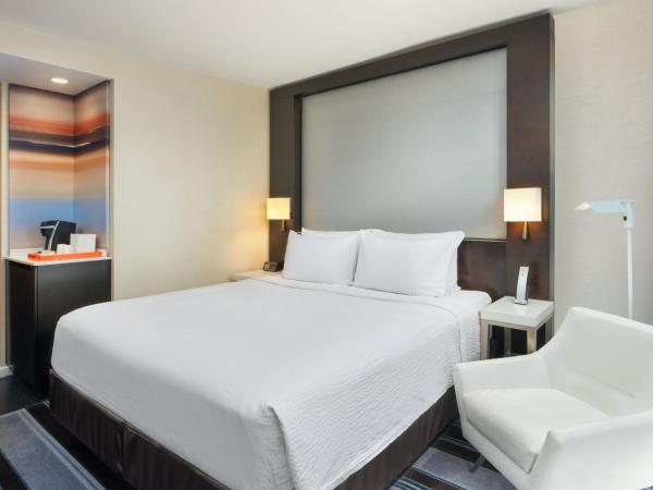 Courtyard by Marriott New York Manhattan/Central Park : photo 2 de la chambre chambre lit king-size ou lit queen-size avec vue sur la ville