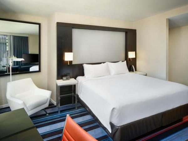 Courtyard by Marriott New York Manhattan/Central Park : photo 2 de la chambre chambre lit king-size - vue sur ville