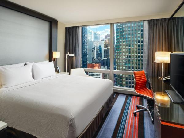 Courtyard by Marriott New York Manhattan/Central Park : photo 3 de la chambre chambre lit king-size ou lit queen-size avec vue sur la ville