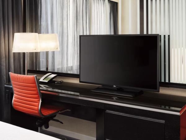 Courtyard by Marriott New York Manhattan/Central Park : photo 5 de la chambre chambre lit king-size ou lit queen-size avec vue sur la ville