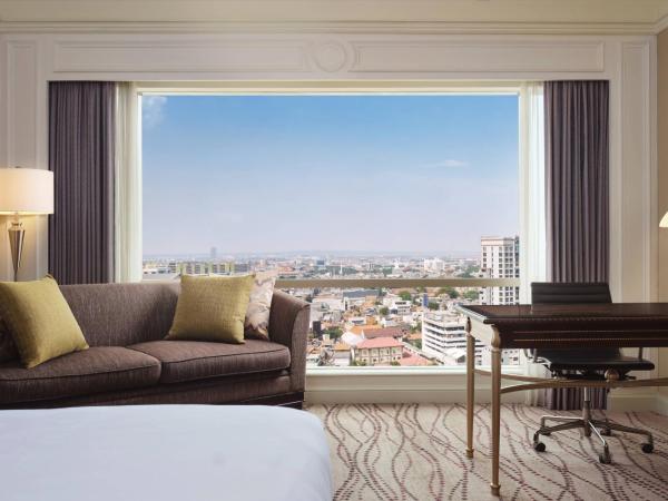 JW Marriott Hotel Surabaya : photo 5 de la chambre chambre lit king-size deluxe - vue sur ville