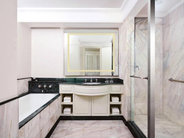 JW Marriott Hotel Surabaya : photo 1 de la chambre chambre lit king-size deluxe - vue sur ville