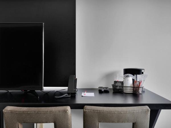 Ramada by Wyndham Jacksonville I-95 by Butler Blvd : photo 6 de la chambre deluxe king room with roll-in shower - mobility accessible/non-smoking - newly renovated!