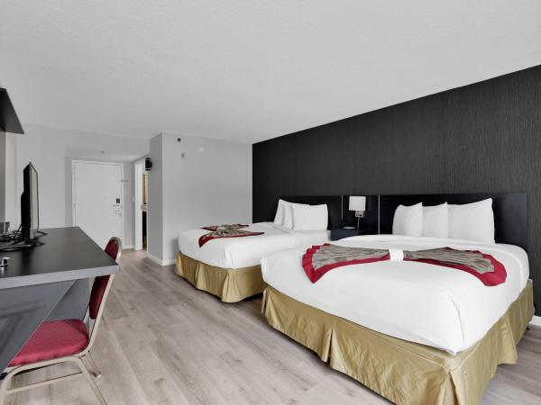 Ramada by Wyndham Jacksonville I-95 by Butler Blvd : photo 4 de la chambre deluxe queen room with two queen beds - non-smoking/ newly renovated!