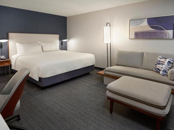 Courtyard by Marriott Toronto Mississauga/Meadowvale : photo 1 de la chambre chambre lit king-size avec canapé-lit