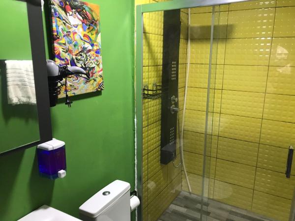 Titan House Hostel : photo 3 de la chambre chambre double avec salle de bains privative