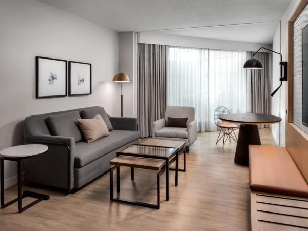 Sheraton Gateway Hotel in Toronto International Airport : photo 1 de la chambre suite studio lit queen-size avec canapé-lit - accès au salon club