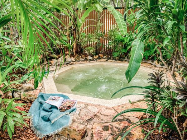 Palms City Resort : photo 2 de la chambre villa palms avec bain à remous extérieur