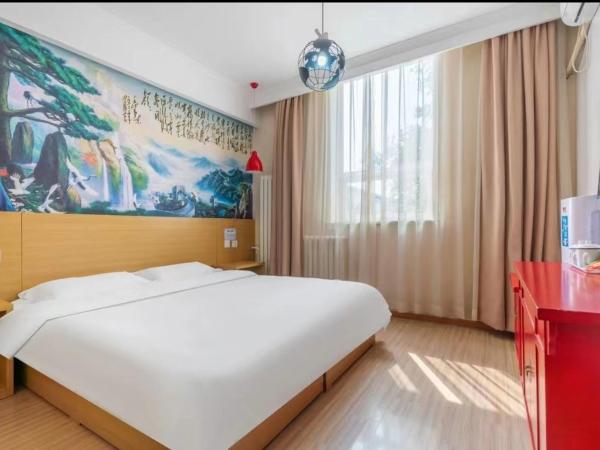 Happy Dragon City Center Alley Hotel -In the city center with big window&heater, ticket service&Free Coffee&Food recommendation,Near Tian Anmen Forbiddencity,Easy to get traditional Walking area&Shichahai : photo 1 de la chambre chambre lit queen-size deluxe
