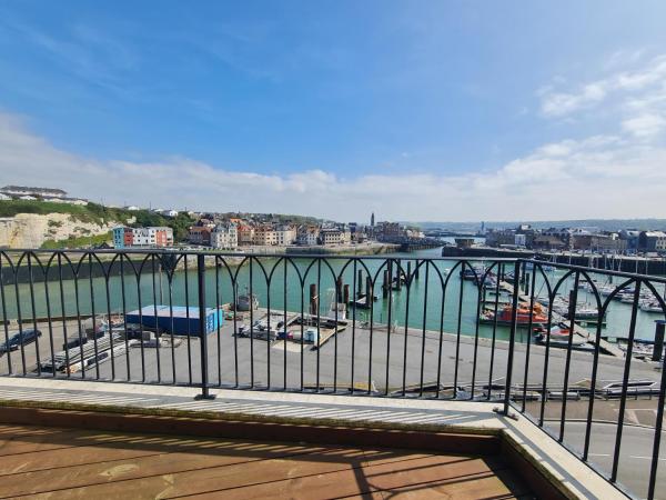 LA TOUR AUX CRABES près de la plage : photo 4 de la chambre chambre double deluxe avec balcon - vue sur mer