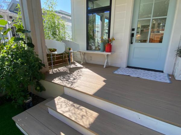 Bright modern new coastal home with inspiring details in Santa Monica : photo 2 de la chambre three-bedroom house in the front