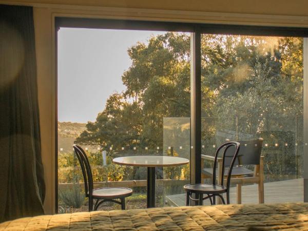 Tussock Hill Vineyard Retreats : photo 7 de la chambre chambre lit king-size avec balcon