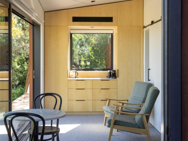 Tussock Hill Vineyard Retreats : photo 8 de la chambre chambre lit king-size avec balcon