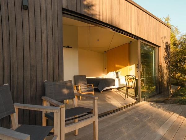 Tussock Hill Vineyard Retreats : photo 5 de la chambre chambre lit king-size - vue sur jardin