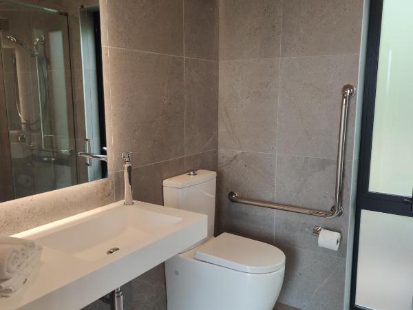 Tussock Hill Vineyard Retreats : photo 8 de la chambre chambre lit king-size - vue sur jardin