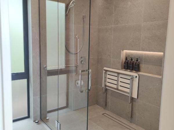 Tussock Hill Vineyard Retreats : photo 7 de la chambre chambre lit king-size - vue sur jardin