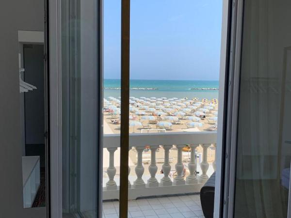Villa La Torretta Luxury B&B - Adults Only - : photo 8 de la chambre chambre double deluxe avec balcon - vue sur mer
