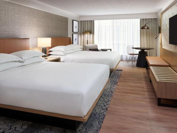 Sheraton Gateway Hotel in Toronto International Airport : photo 2 de la chambre chambre traditionnelle avec 2 lits queen-size