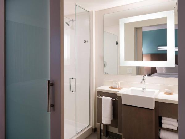 SpringHill Suites by Marriott San Diego Downtown/Bayfront : photo 4 de la chambre suite avec 2 lits queen-size et canapé-lit