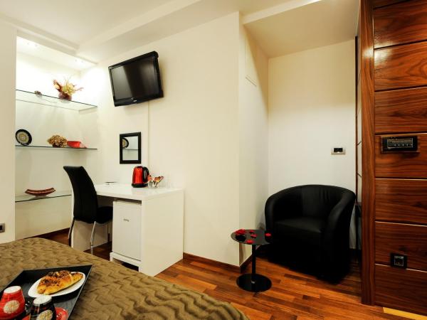 Main Street Studio and Rooms : photo 9 de la chambre chambre lit king-size deluxe