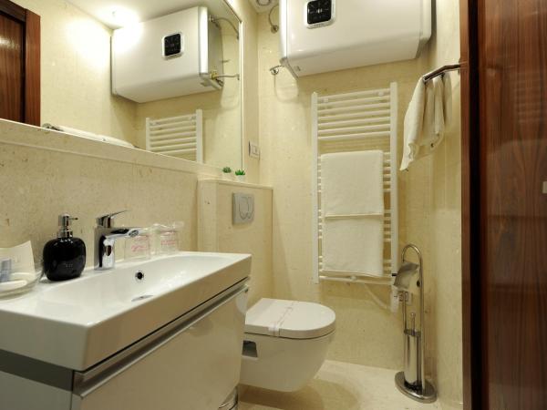 Main Street Studio and Rooms : photo 7 de la chambre chambre lit king-size deluxe