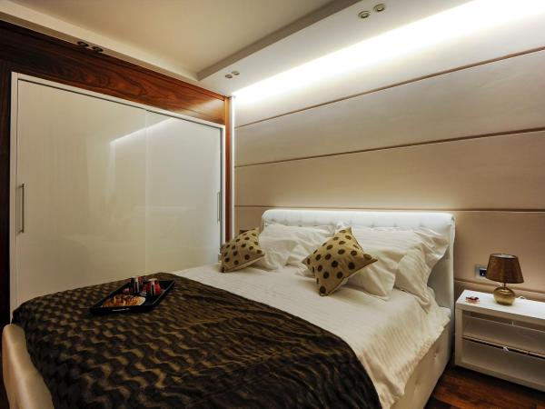 Main Street Studio and Rooms : photo 8 de la chambre chambre lit king-size deluxe