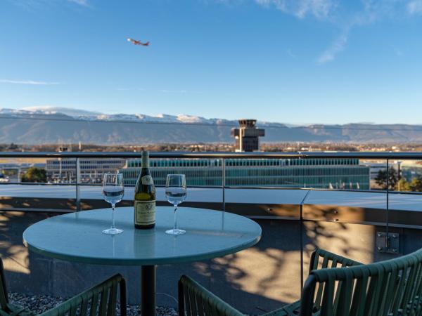 Nash Suites Airport Hotel : photo 1 de la chambre suite avec terrasse 