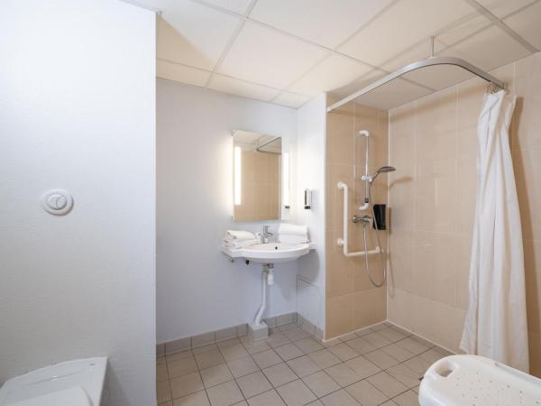 B&B HOTEL Saintes : photo 2 de la chambre chambre double - accessible aux personnes à mobilité réduite