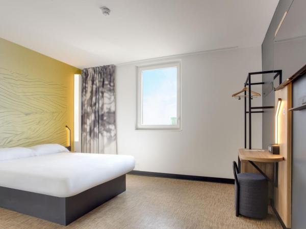 B&B HOTEL Saintes : photo 1 de la chambre chambre double - accessible aux personnes à mobilité réduite