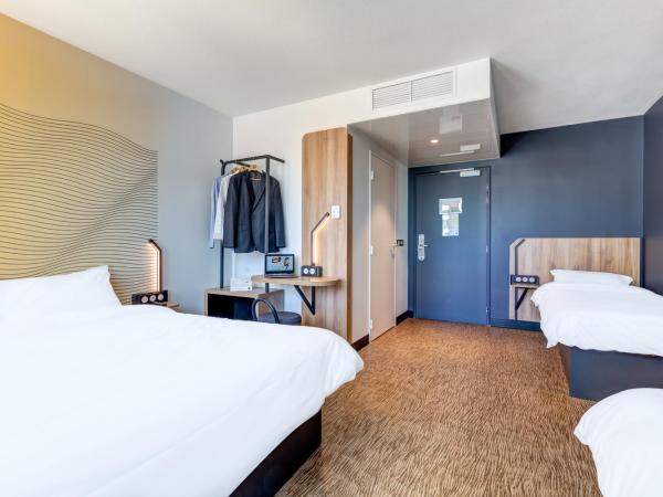 B&B HOTEL Saintes : photo 1 de la chambre chambre quadruple