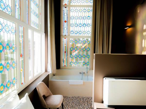 Golden Tree Hotel : photo 1 de la chambre hébergement double confortable avec salle de bains ouverte