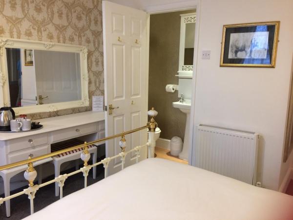 Blue Sky Guest House : photo 2 de la chambre chambre double avec salle de bains privative