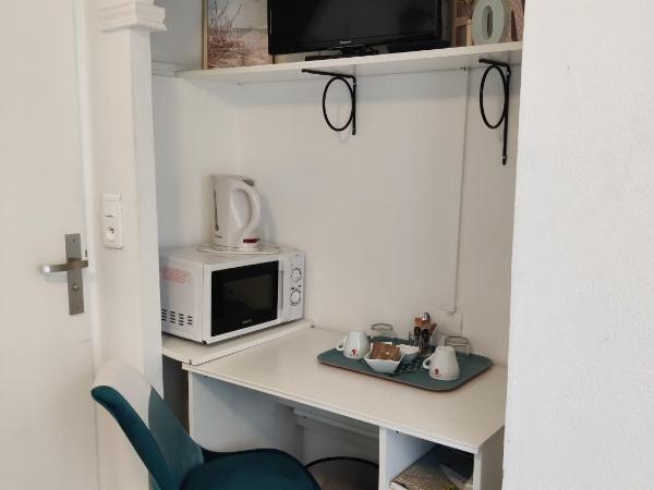 VILLA PLEIN SUD à 900m du centre de Cavalaire sur Mer - chambre climatisée - piscine - spa- Calme et Détente : photo 5 de la chambre chambre double - ma provence