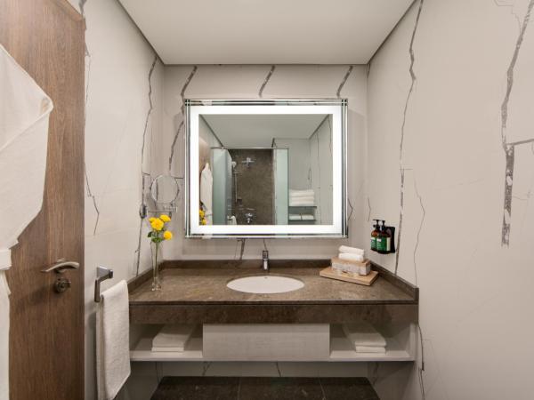 voco Dubai The Palm, an IHG Hotel : photo 4 de la chambre chambre lit king-size deluxe - vue latérale sur mer et palmiers