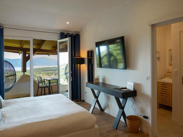 SWIM LODGE HOTEL Piscine privée ou Jacuzzi privé : photo 7 de la chambre suite avec jacuzzi