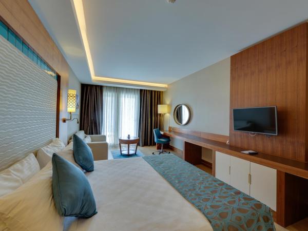 Ramada Hotel & Suites by Wyndham Kusadasi : photo 3 de la chambre chambre double - accessible aux personnes à mobilité réduite