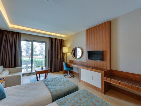 Ramada Hotel & Suites by Wyndham Kusadasi : photo 4 de la chambre chambre lits jumeaux supérieure - non-fumeurs