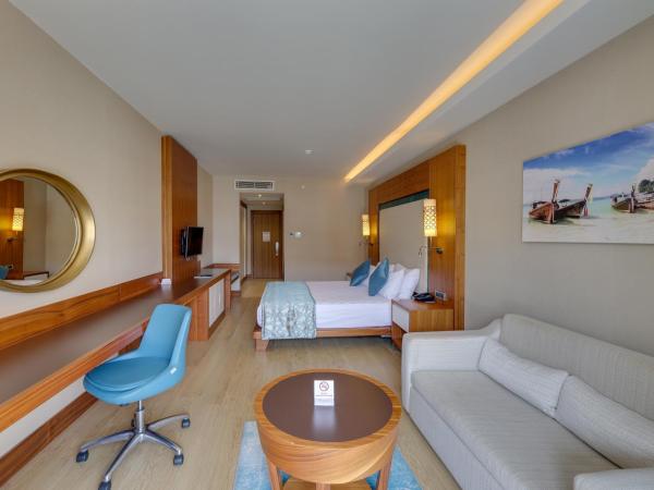 Ramada Hotel & Suites by Wyndham Kusadasi : photo 4 de la chambre chambre double - accessible aux personnes à mobilité réduite