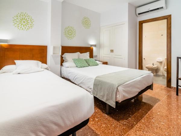 Hotel Riad Arruzafa : photo 1 de la chambre chambre triple Économique avec parking