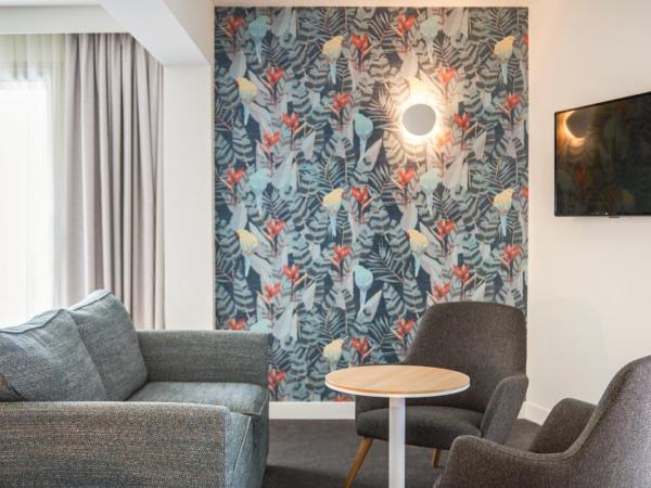 Holiday Inn Perpignan, an IHG Hotel : photo 3 de la chambre suite lit king-size avec balcon - vue sur piscine