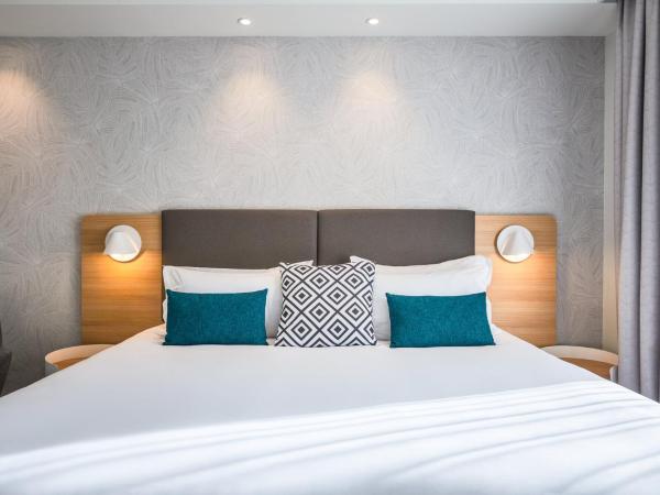 Holiday Inn Perpignan, an IHG Hotel : photo 4 de la chambre chambre lit king-size premium avec balcon - vue sur piscine